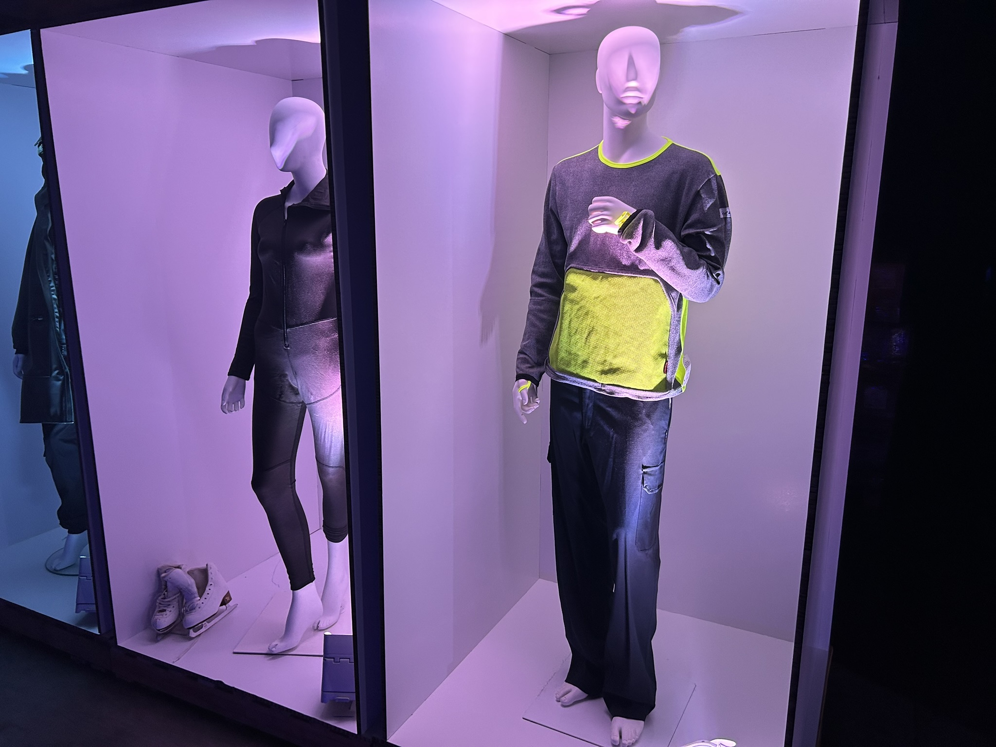 Schaufensterpuppen in lilafarbenem Licht, die CUTEX-Schutzkleidung tragen.