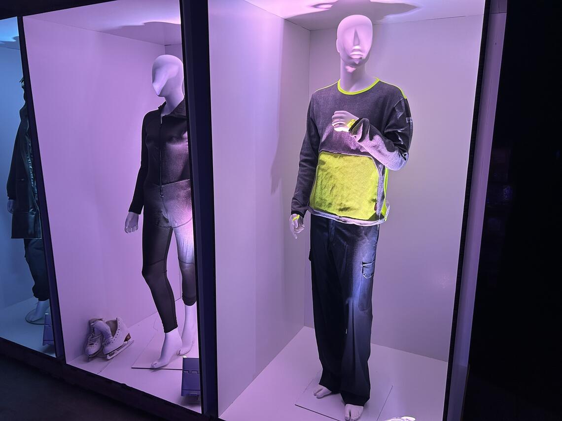 Schaufensterpuppen in lilafarbenem Licht, die CUTEX-Schutzkleidung tragen.