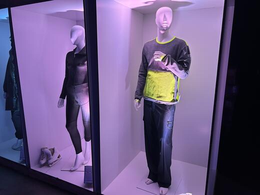 Schaufensterpuppen in lilafarbenem Licht, die CUTEX-Schutzkleidung tragen.